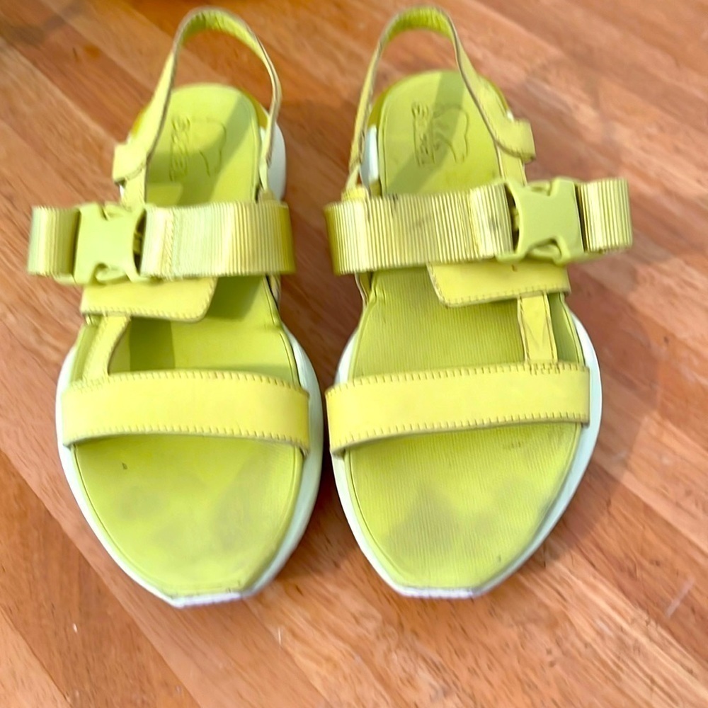 Sorel 8 Bolt and White Kinetic Sling Back Leather and EVA Material Size 5.5